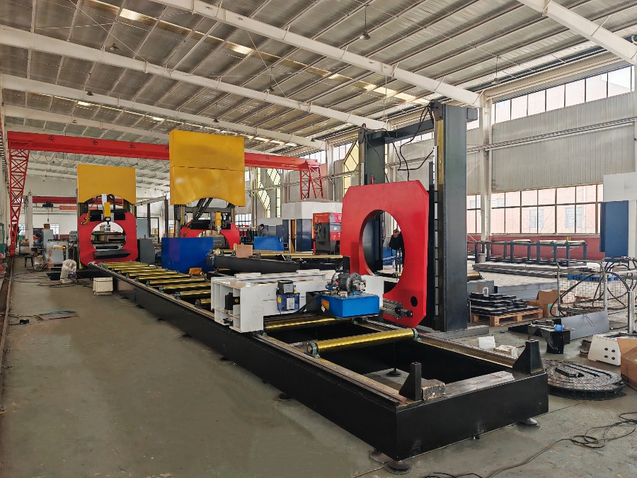 Machine de découpe de profilés de tubes CNC.jpg