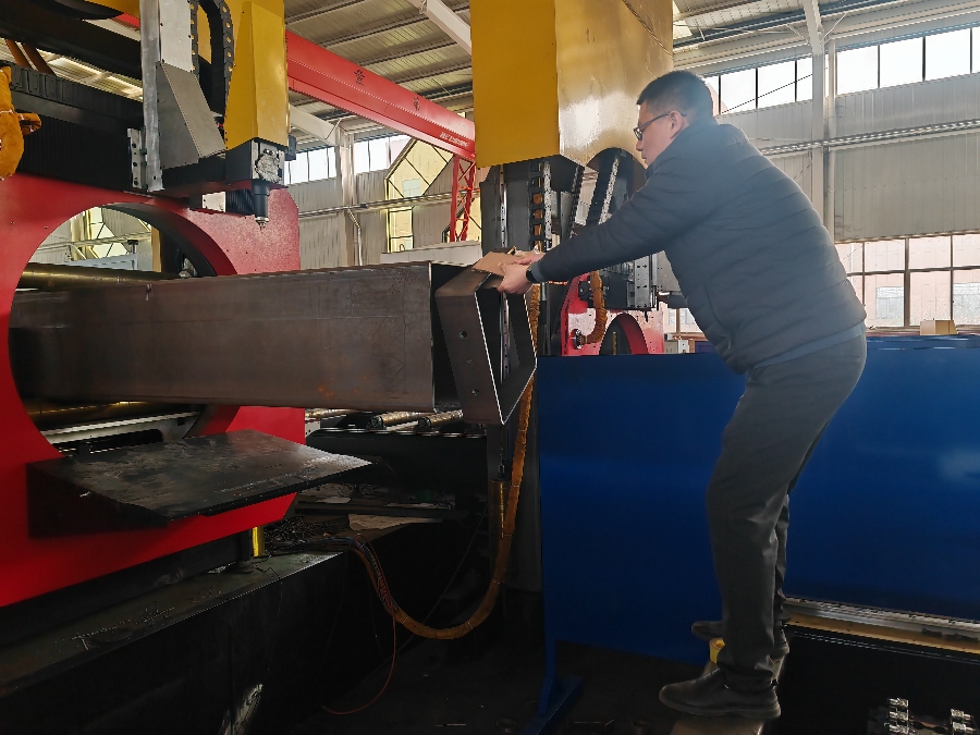 Machine de découpe laser de profil