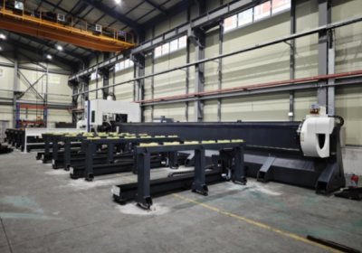 machine de découpe de tuyaux métalliques à trois mandrins