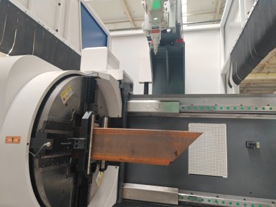 Machine de découpe de tubes carrés