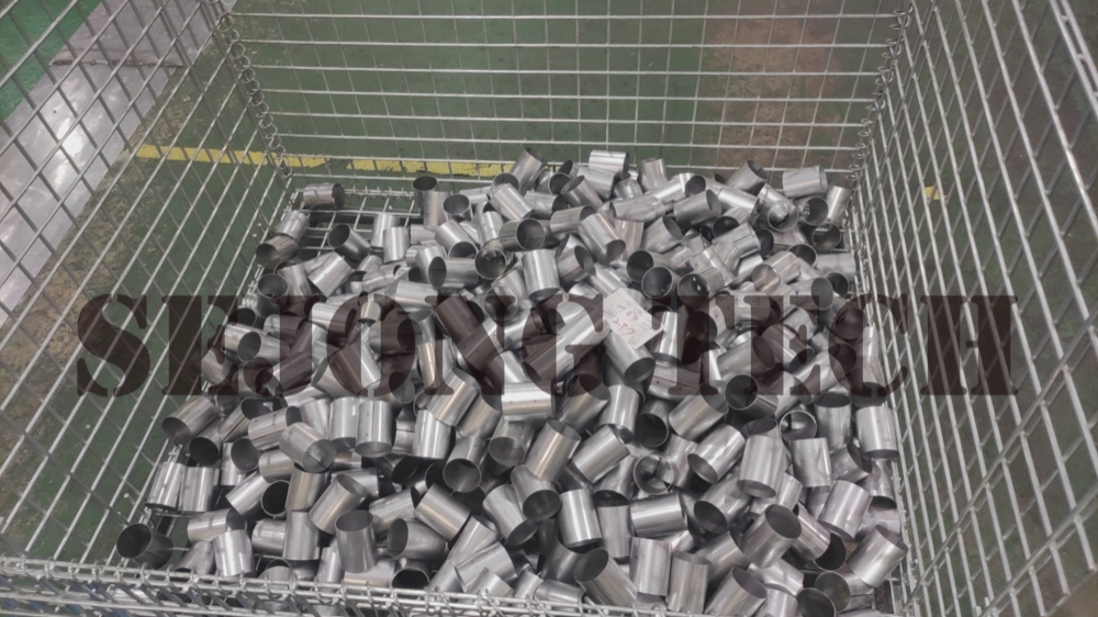 Machine de découpe de pièces automobiles.jpg