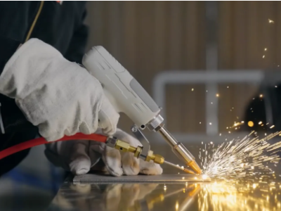 Handheld fiber laser welder