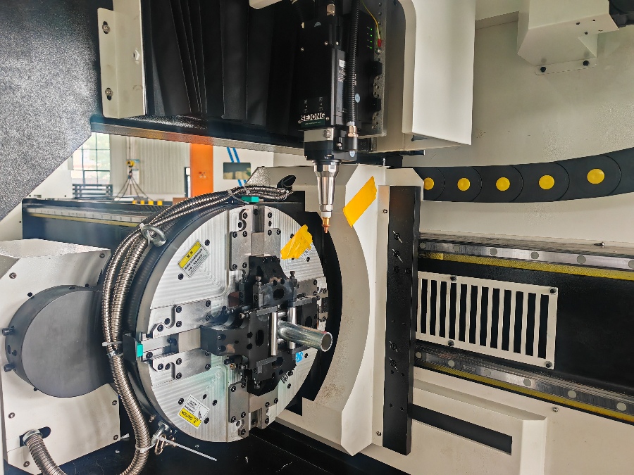 Machine de découpe de tuyaux en acier