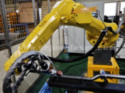 Robot laser cutting machine