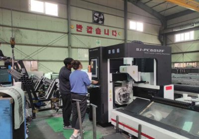 Service de machine de découpe de tuyaux entièrement automatique pour les clients coréens