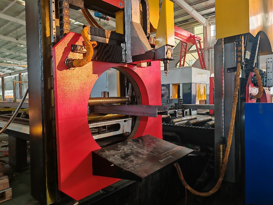 Machine de découpe de profilés de tuyaux CNC